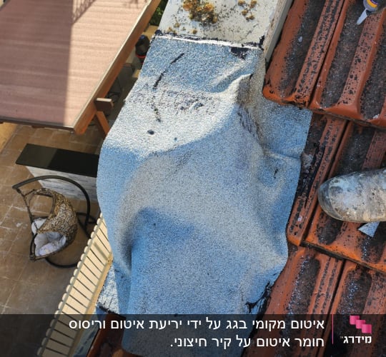 חומר איטום על גג רעפים עם כלי עבודה
